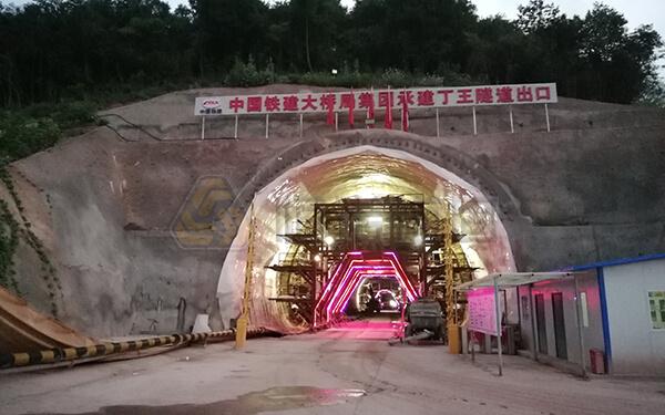 張吉懷高鐵丁王隧道管棚支護(hù)項目